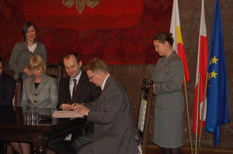 Burmistrz Ryszard Kosowski podpisuje umowę