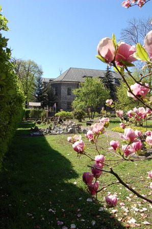 Widok na Urząd Miejski z ogrodu przy Domu Urbańczyka