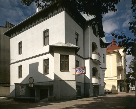 Kamienica na rogu Alei Henryka i ul. Grunwaldzkiej.Ciekawy przykład architektoniczny z lat 30-tych XX wieku.